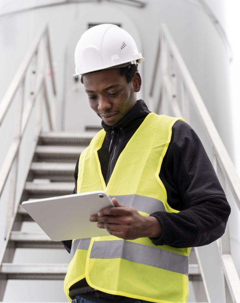 medium-shot-smiley-man-with-tablet